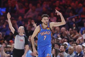 轻伤不下火线！切特一度腰部不适 全场14中7拿到18分10板